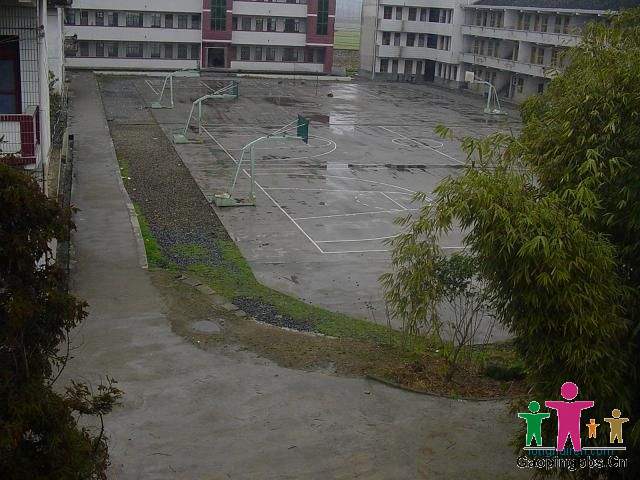 操场，我们挥汗如雨