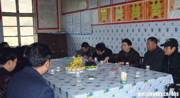 评估组成员听取侯田完小校长工作汇报.gif